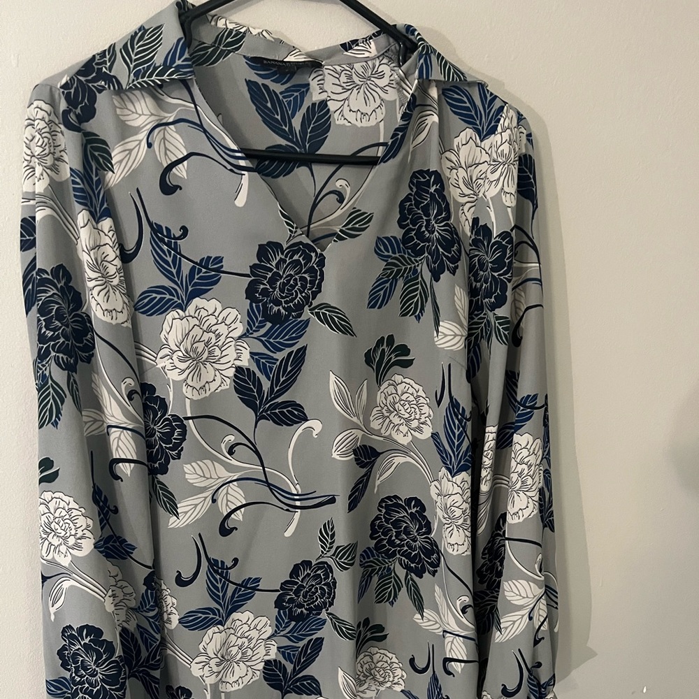 Beautiful Banana Republic blouse, size Small. Great for work or casual